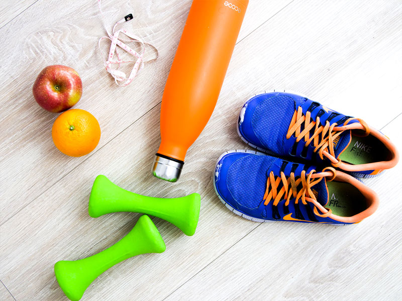 mancuernas fruta y zapatillas deportivas
